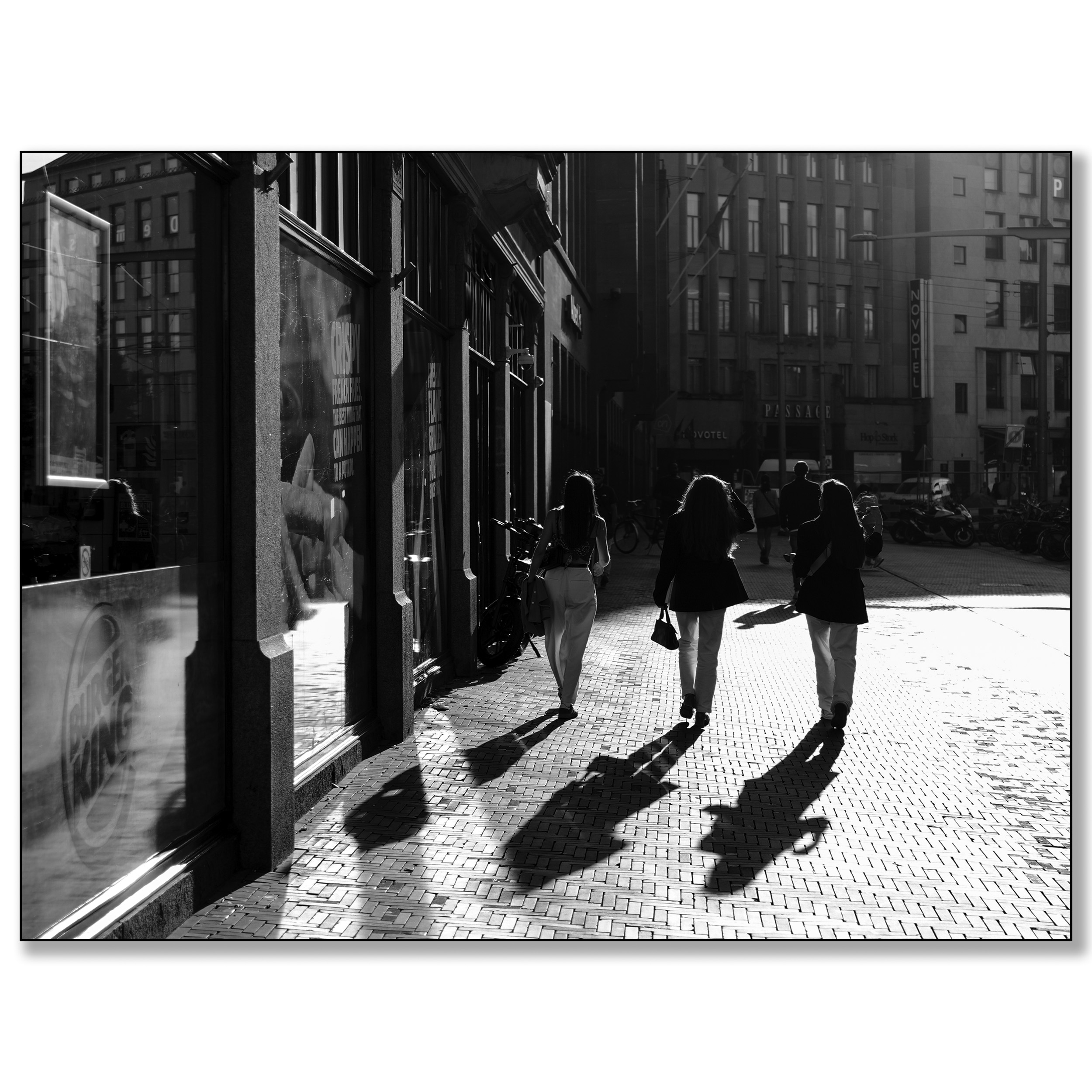 Drie vrouwen in tegenlicht, Hofweg Den Haag