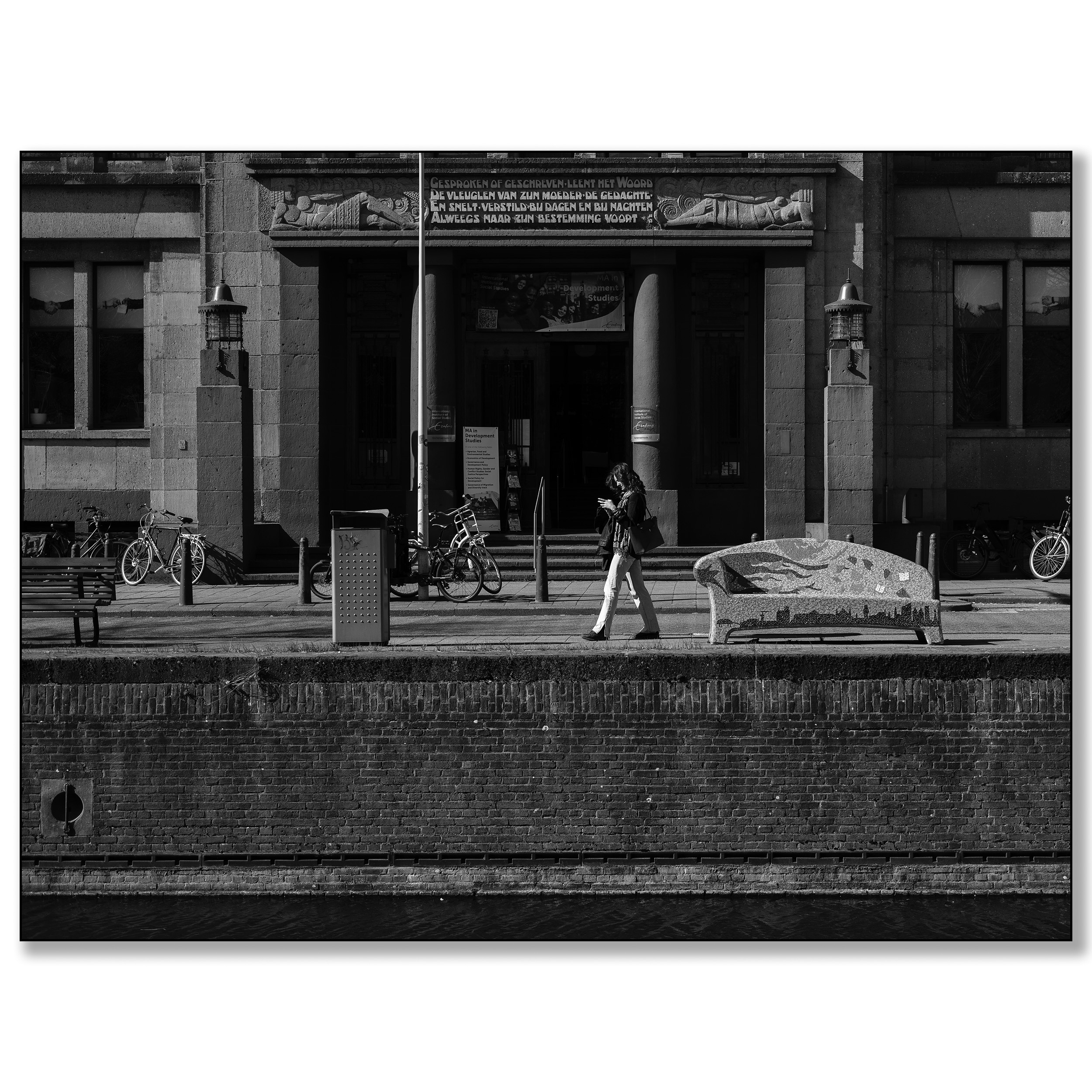 Vrouw op Kortenaerkade, Den Haag