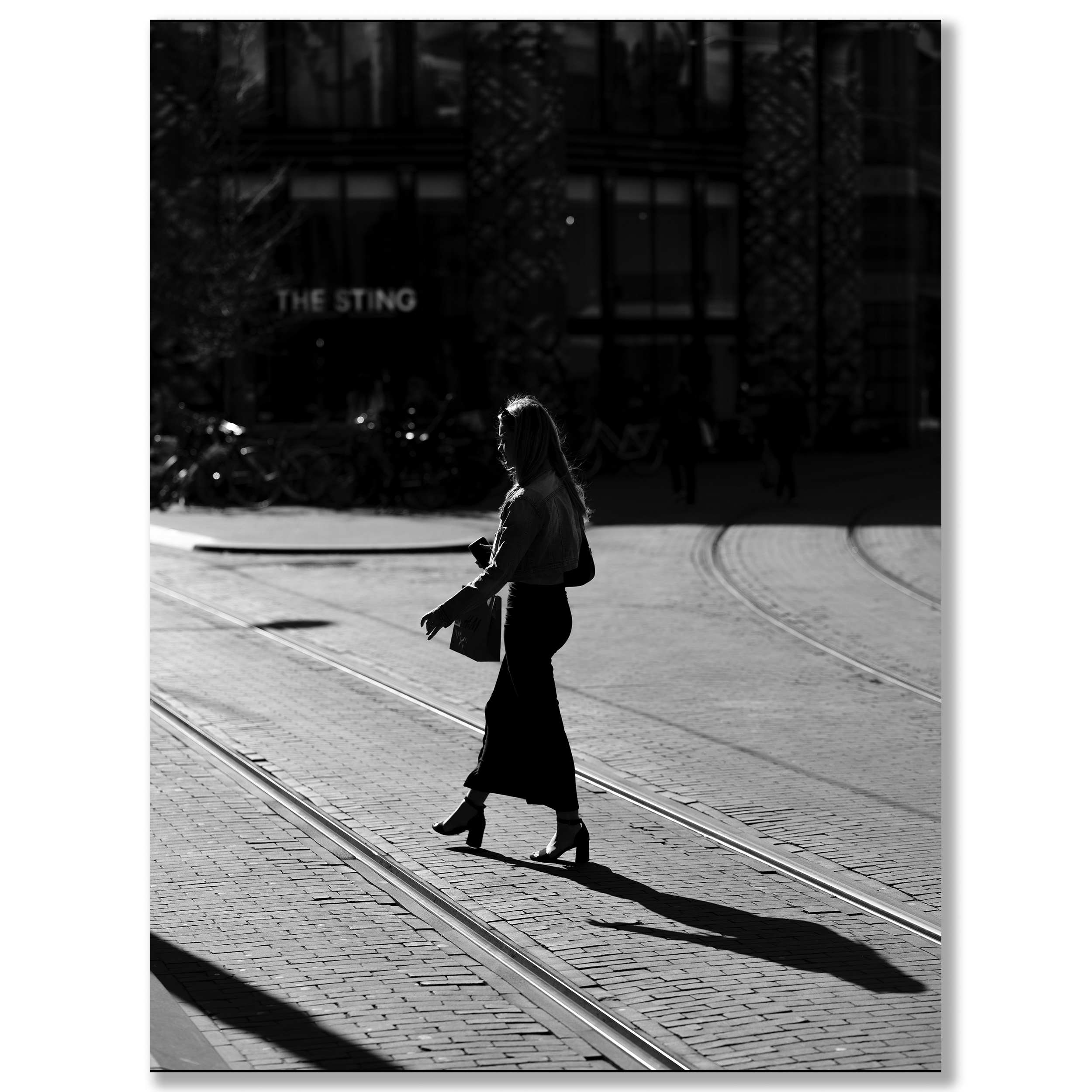 Vrouw in tegenlicht, Gravenstraat Den Haag