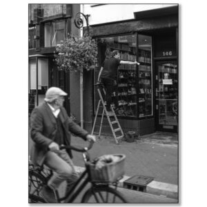 Man op trapje, ramen zemen, Noordeinde Den Haag