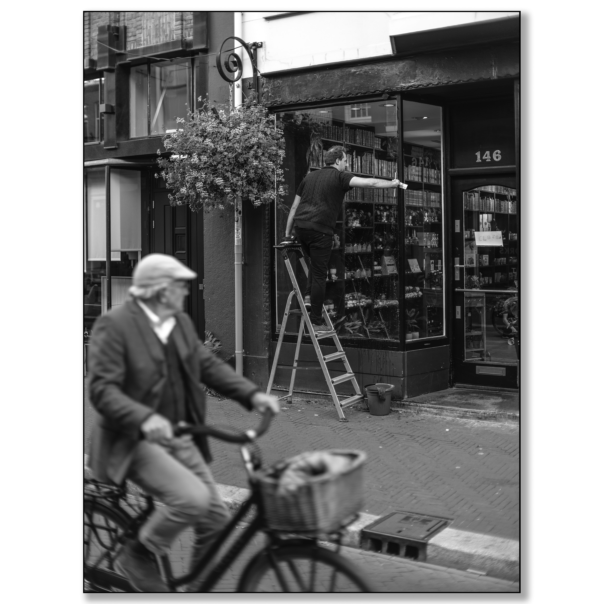 Man op trapje, ramen zemen, Noordeinde Den Haag