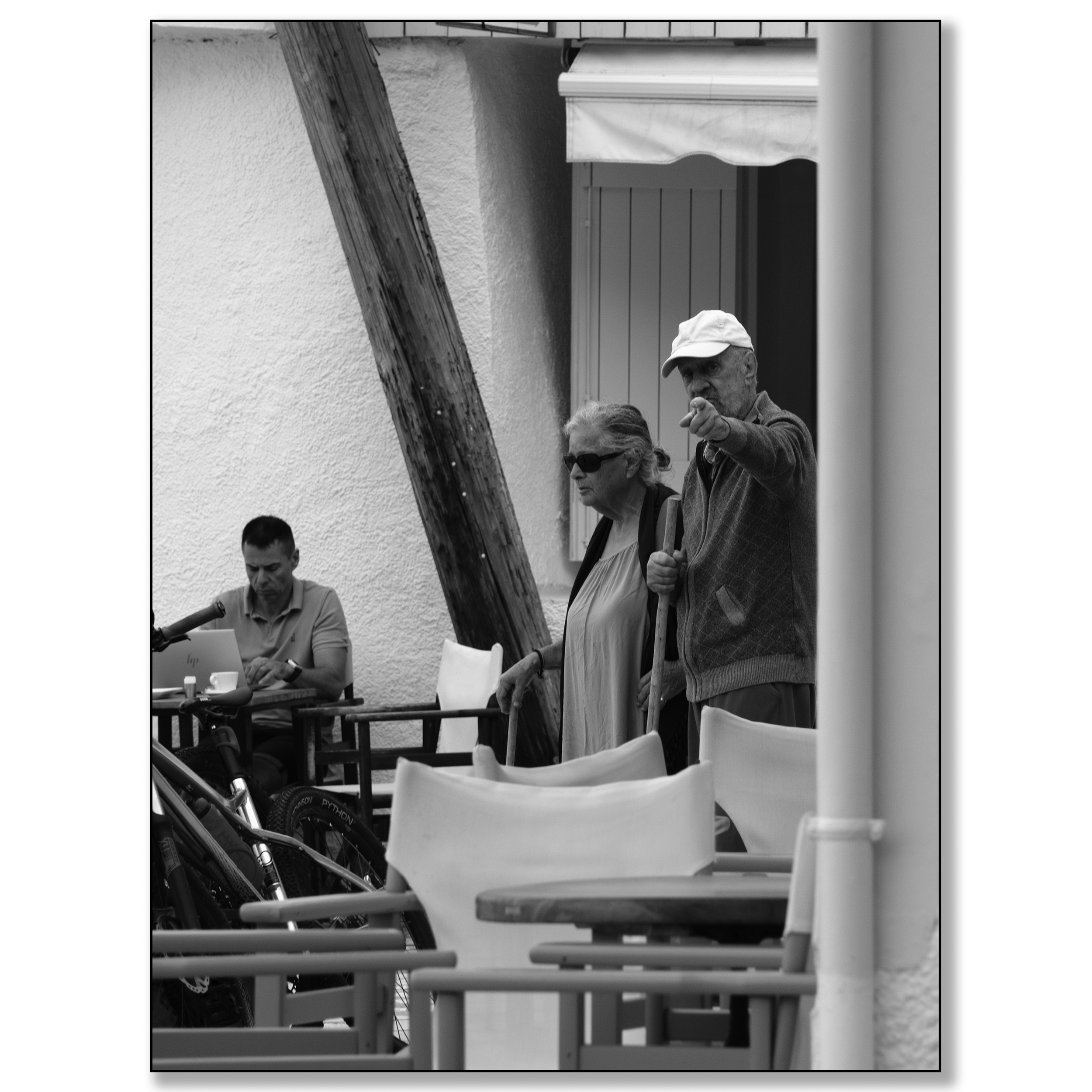 Griekenland, Agios Nikitas, wijzende man