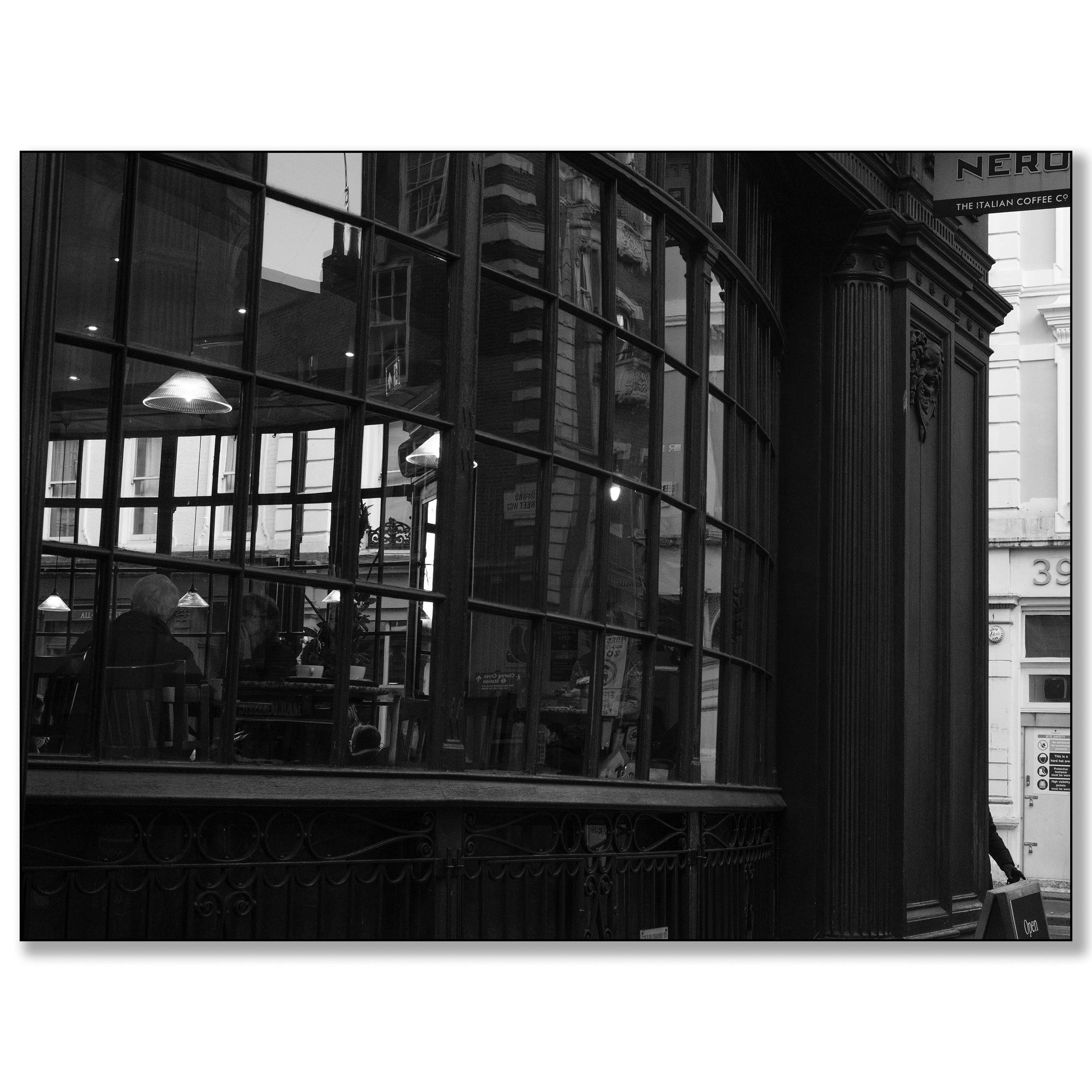 London Chandos Place, Nero Coffee