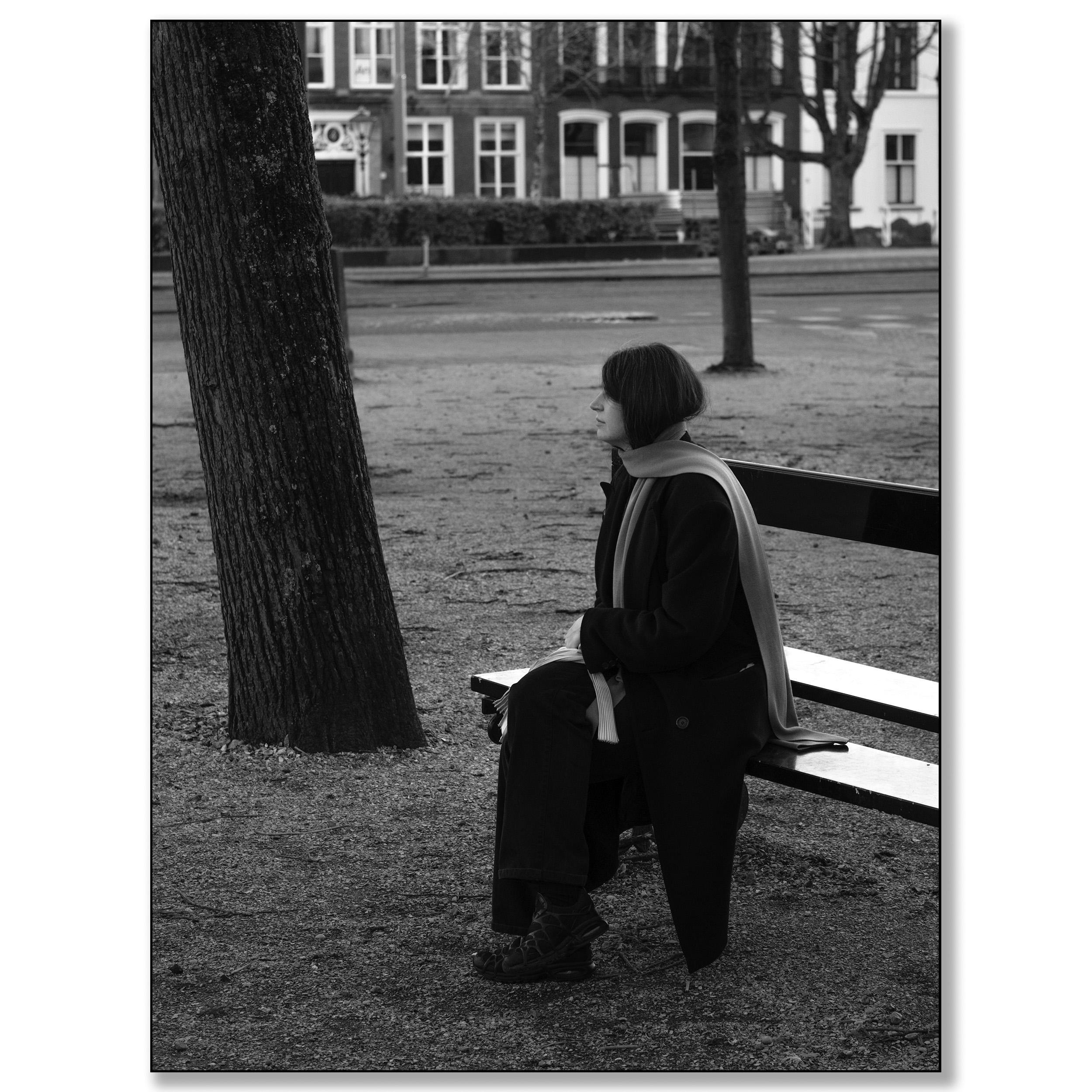 Vrouw op bankje, Lange Voorhout Den Haag