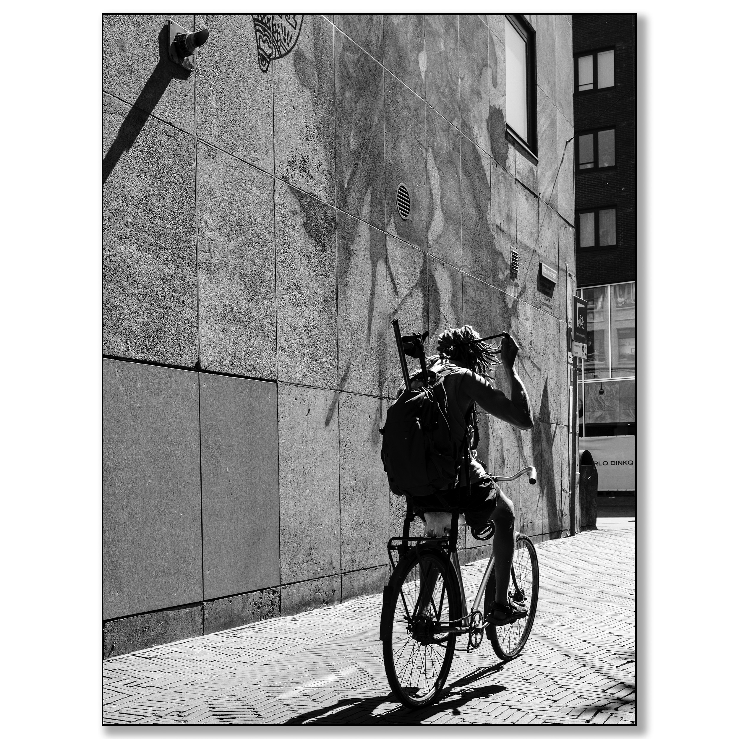 Man op fiets, tegenlicht, Raamstraat Den Haag