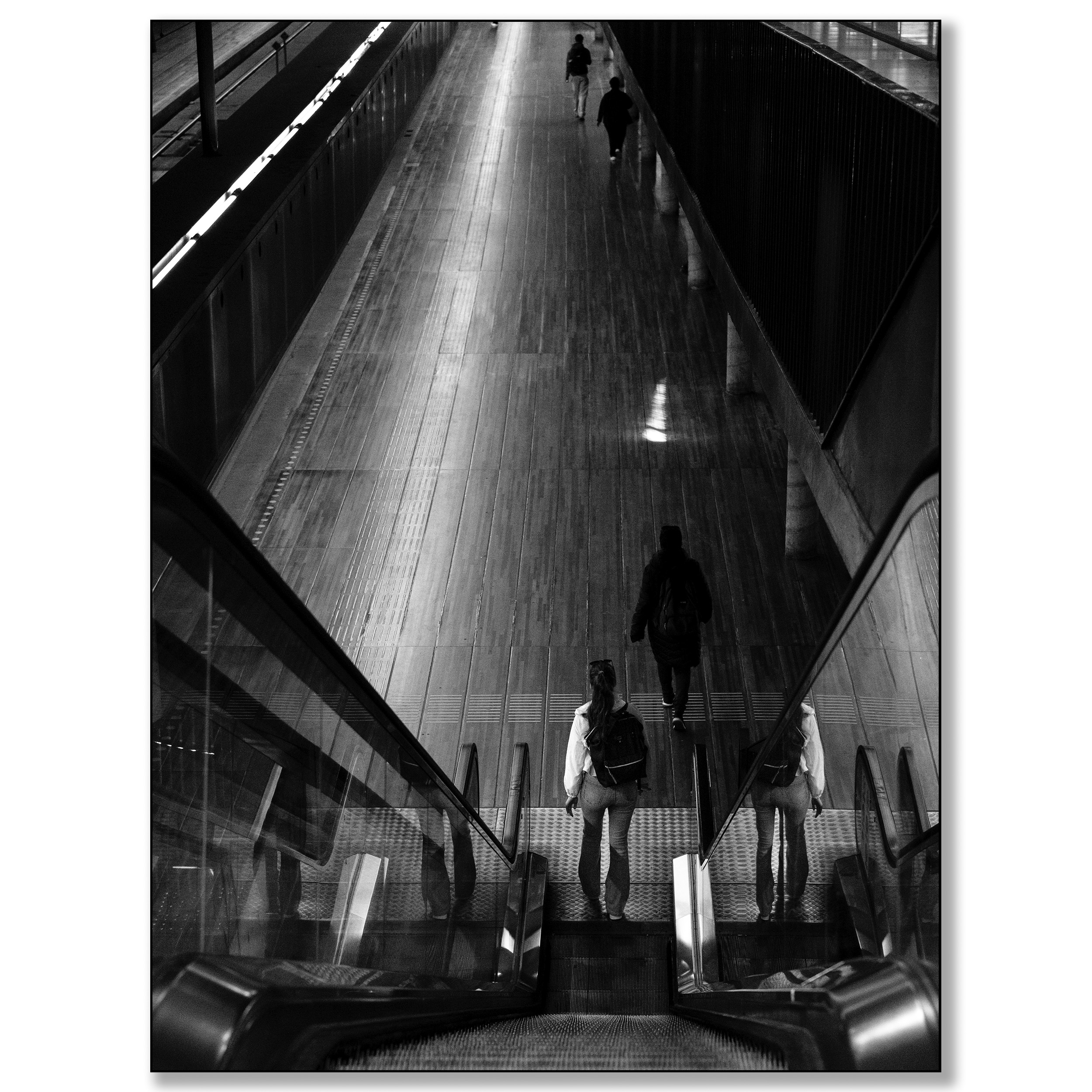 Vrouw op roltrap, Spui Den Haag