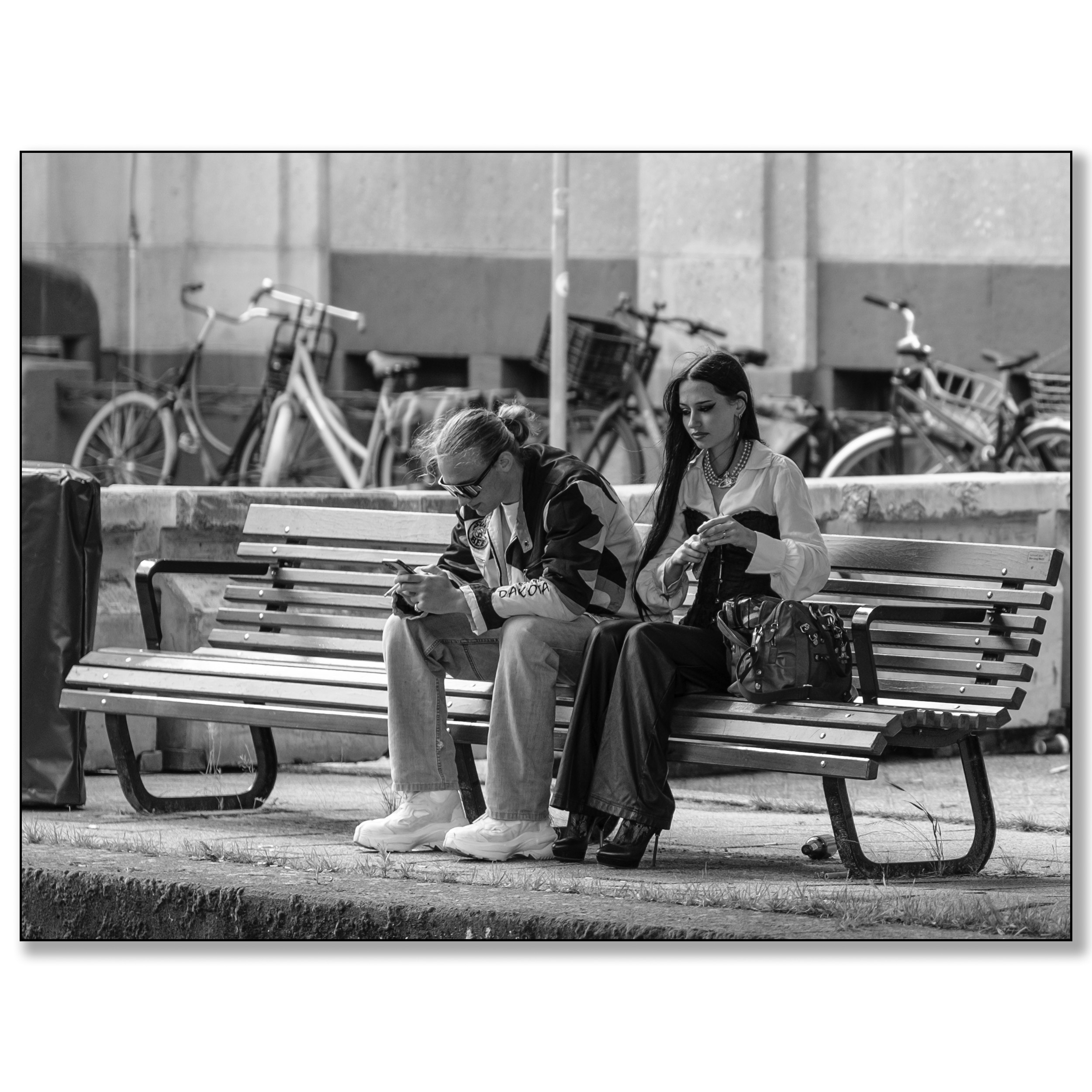 Koppel op bankje, Kortenaerkade Den Haag