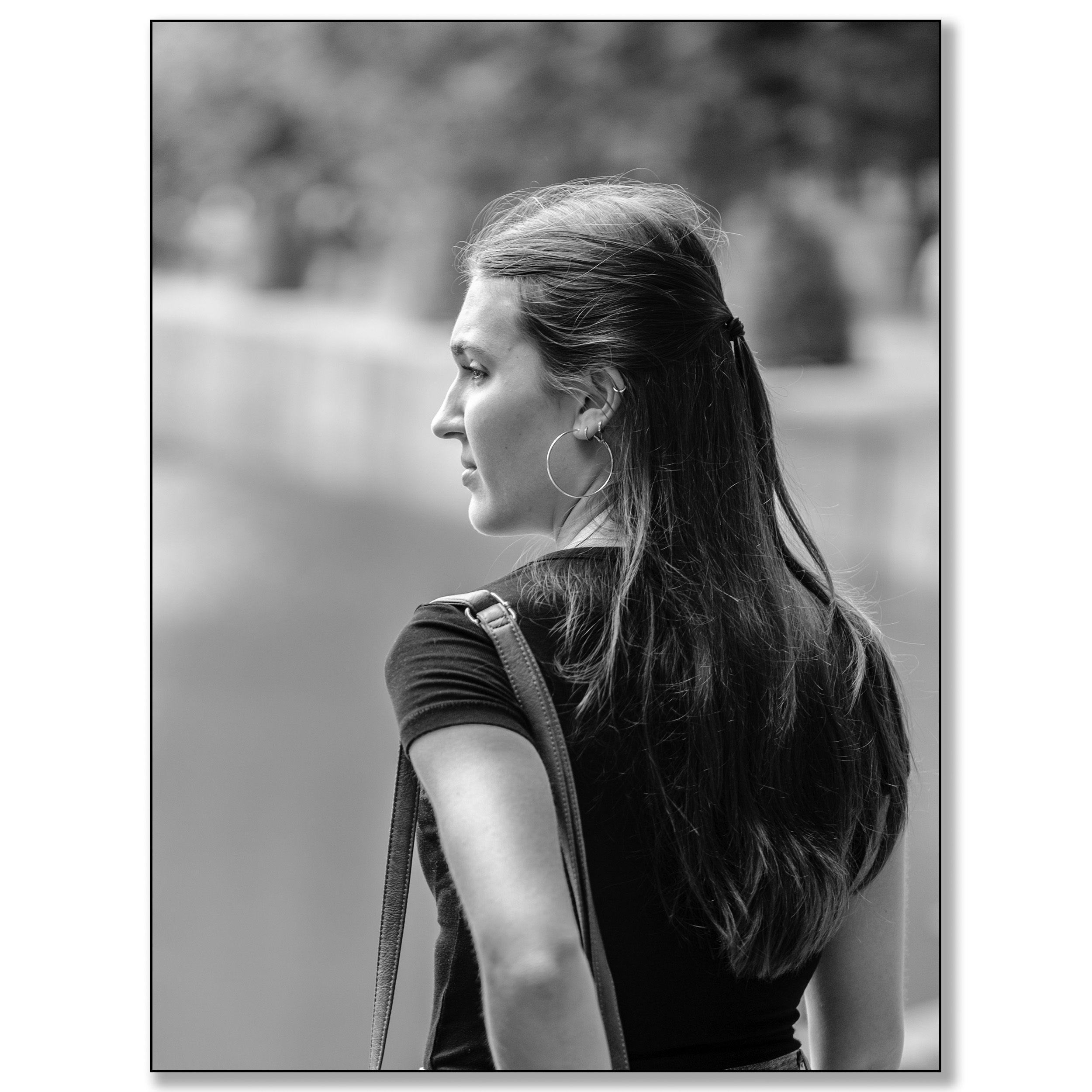 Vrouw voor Hofvijver, Korte Vijverberg Den Haag