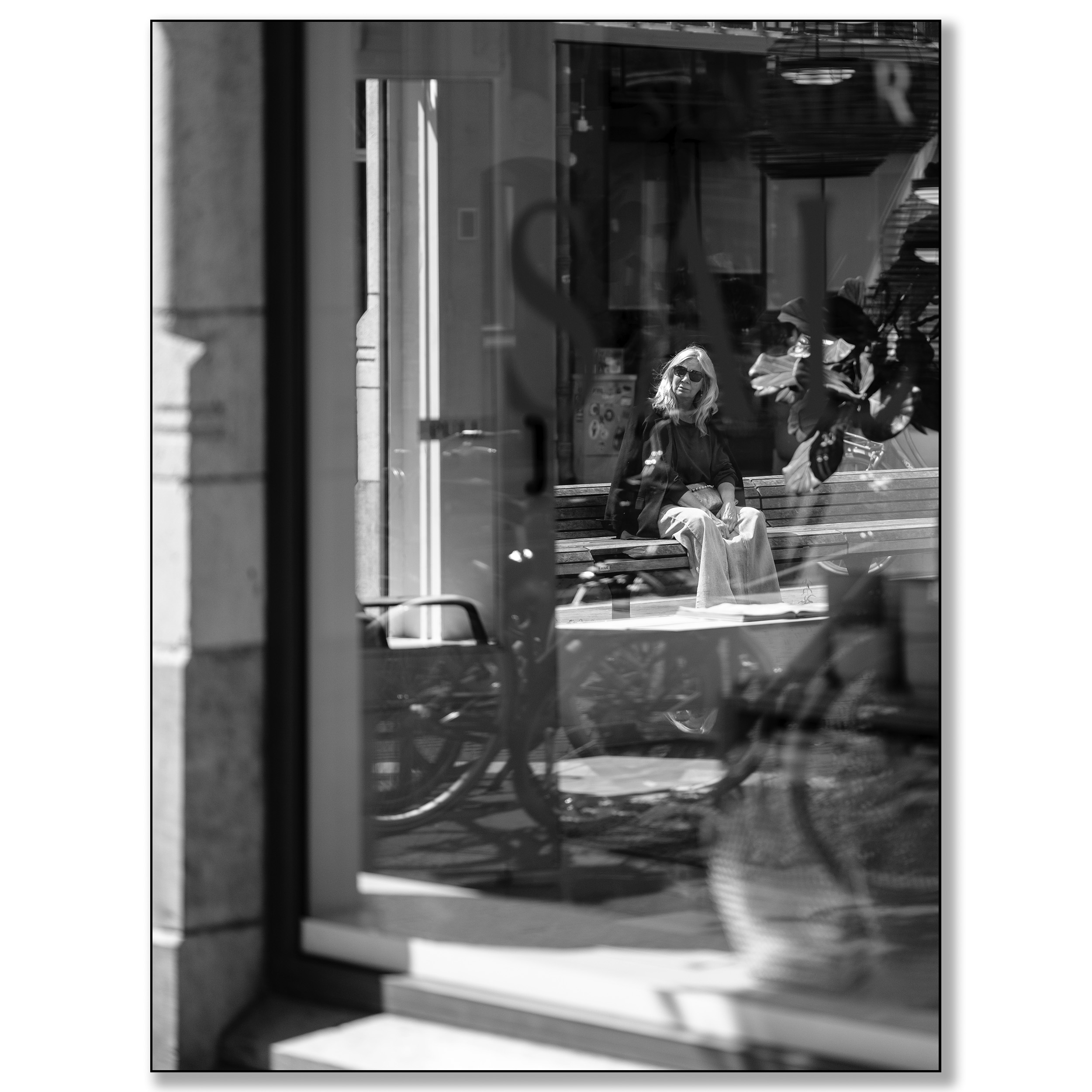 Vrouw op bankje, Noordeinde Den Haag