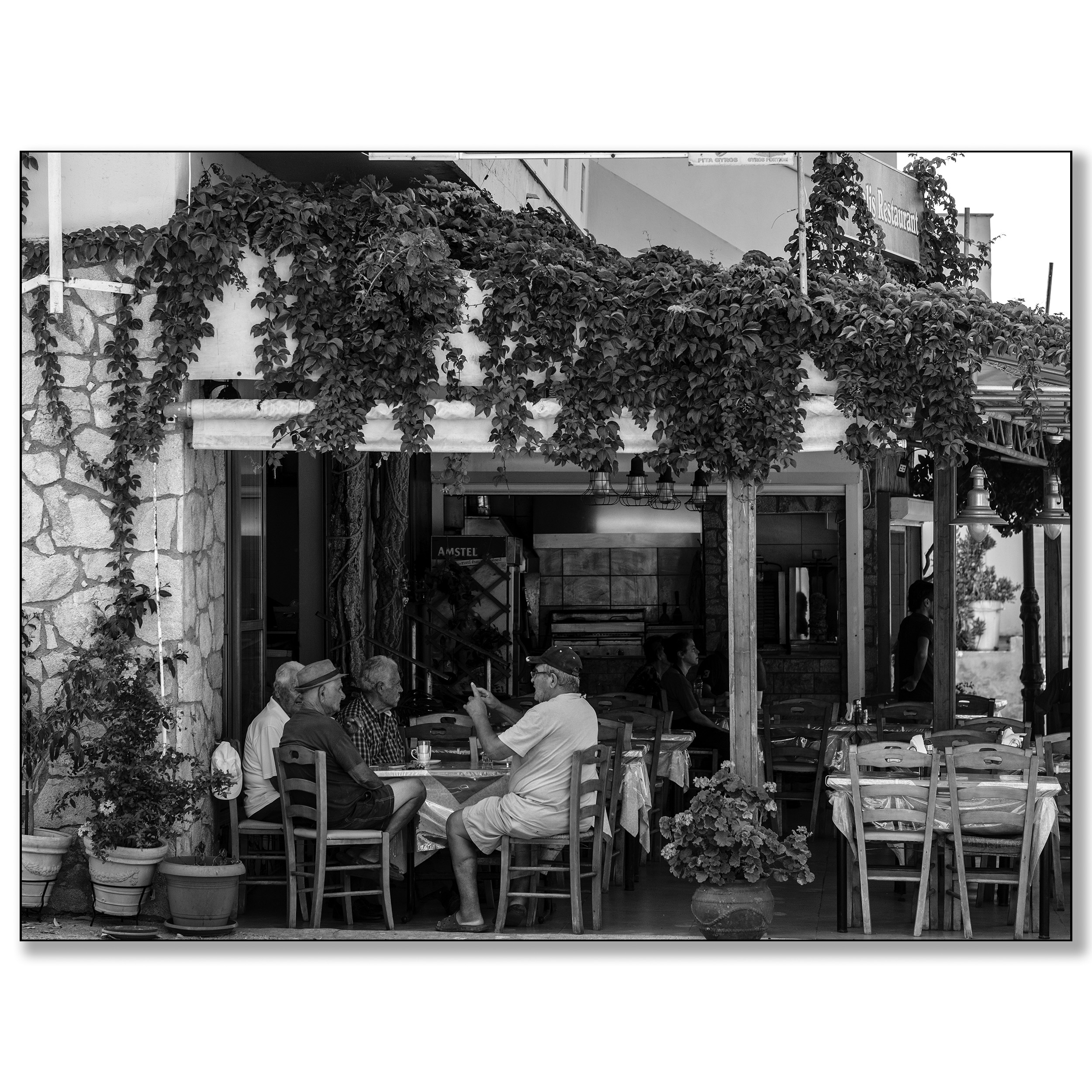 Griekenland, Apolakkia, mannen op een terras