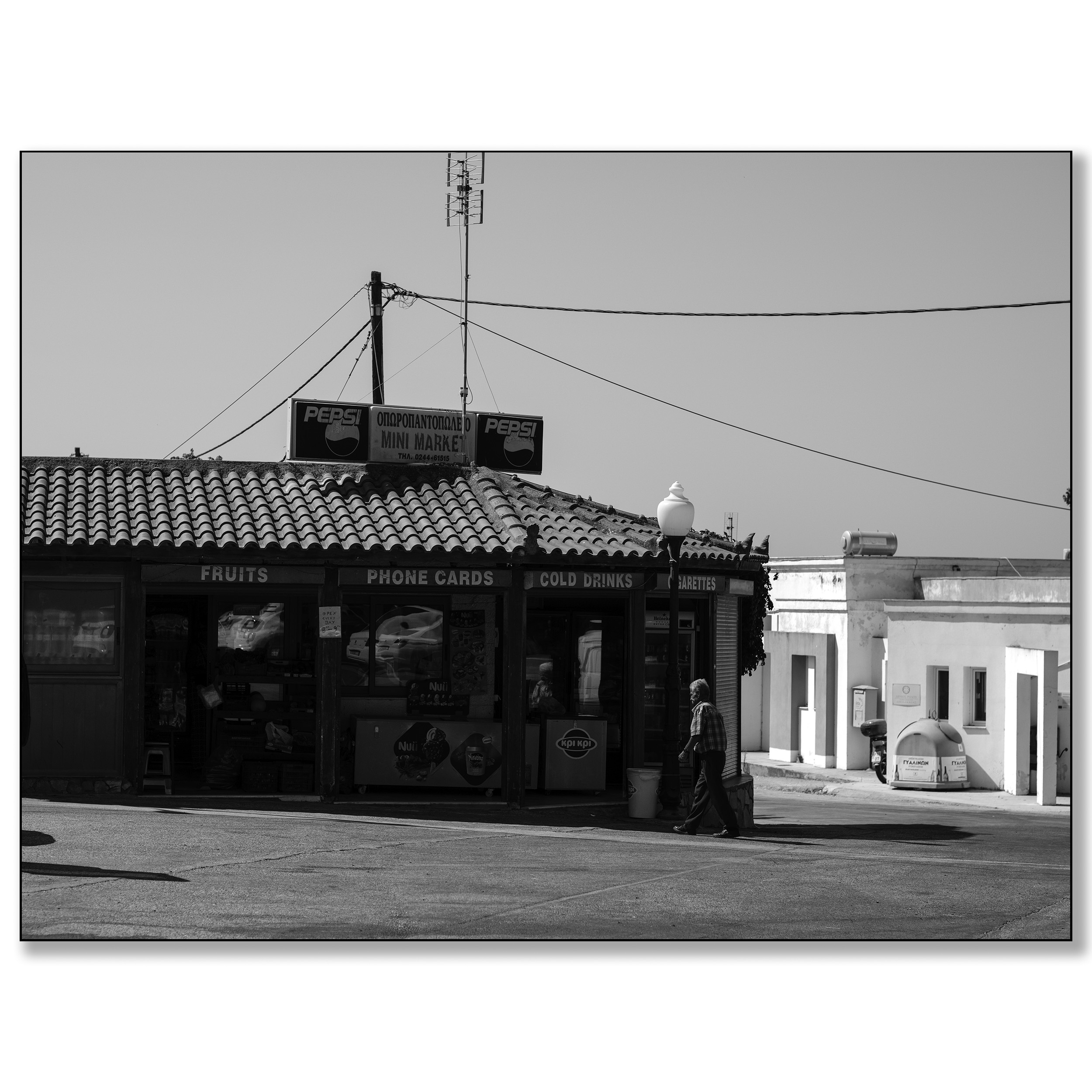 Griekenland, Apolakkia, man lopend naar supermarkt