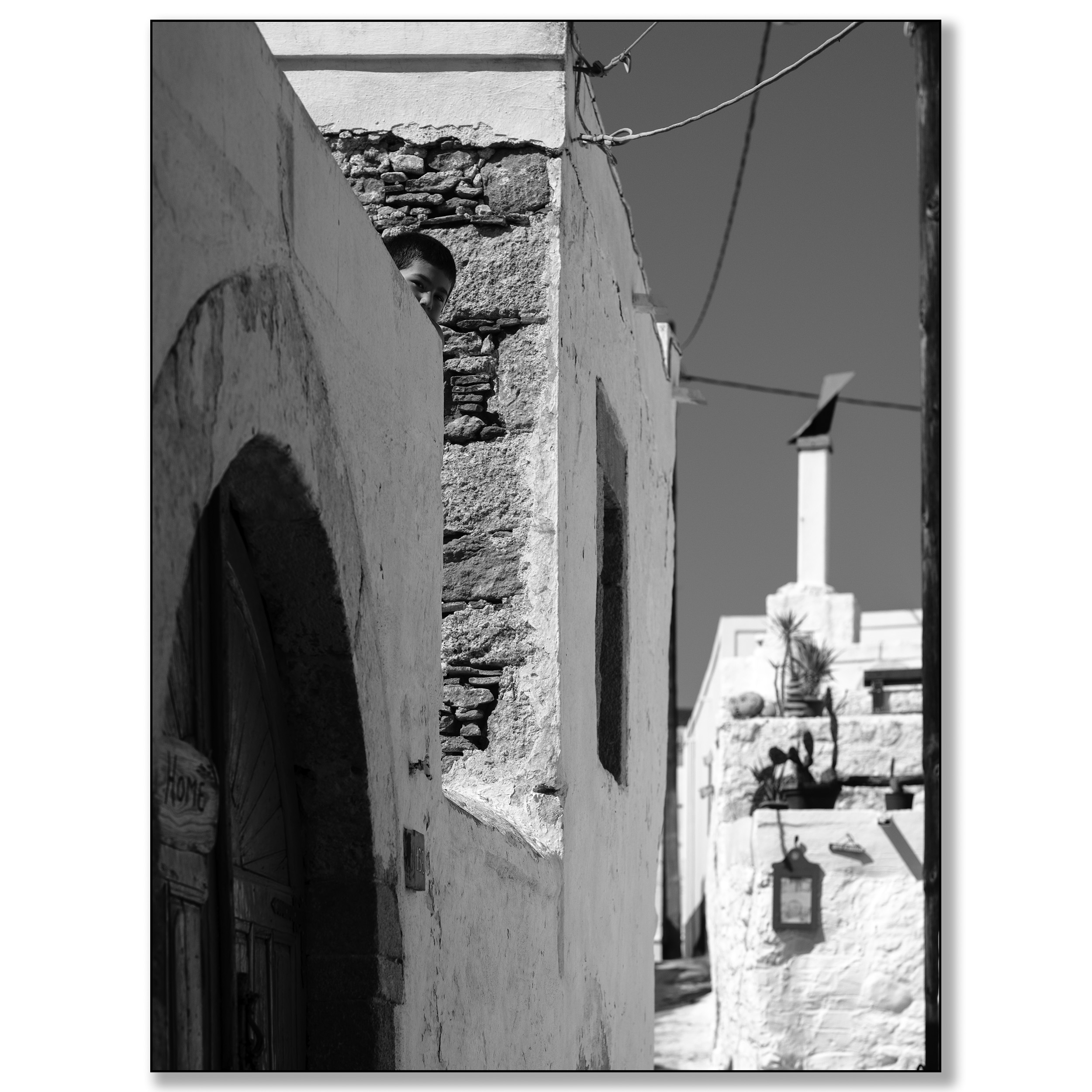 Griekenland, Lachania,
Jongen kijkt om de hoek