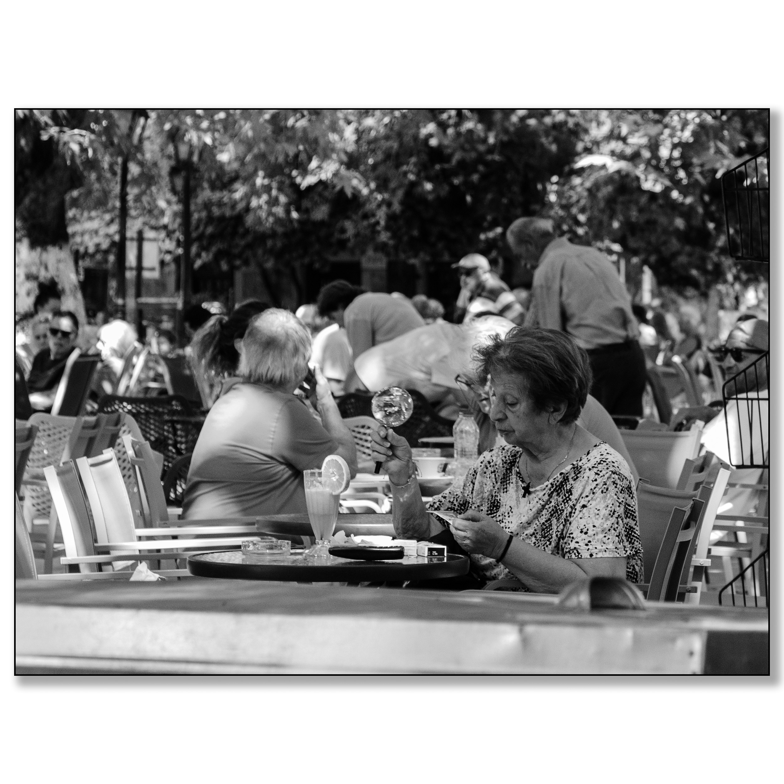 Griekenland, Karya, vrouw met vergrootglas